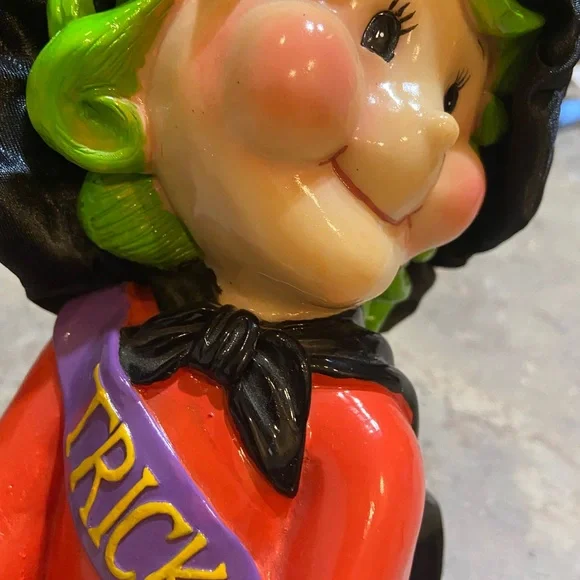 Glenda Good Witch on her broom - Picture 6 of 8